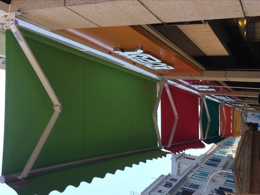 Fully Open Sunshade Awning in Polyester mit angepassten Farben und Segelmaterial