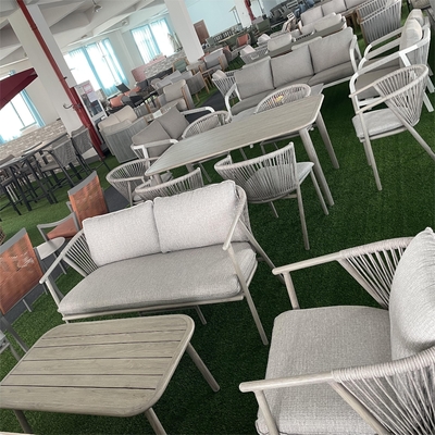 Gartenmöbel für den Außenbereich Aluminium Bistro Rattan Sofa Set mit Luxus-Tisch