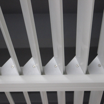 Aluminium-Pergola im Garten mit wasserdichtem Dach