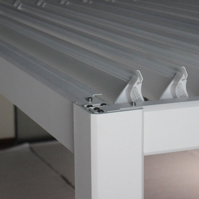 Aluminium-Pergola im Garten mit wasserdichtem Dach
