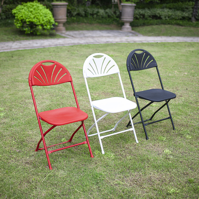 Weiße Plastiksitze Stapelbare Metallklappstühle für Garten Hochzeiten im Freien Parks