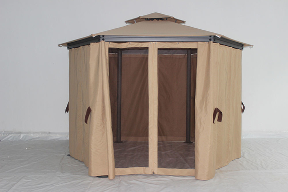 Hexagonaler Pavillon aus Stahl mit Netzen und Vorhänge